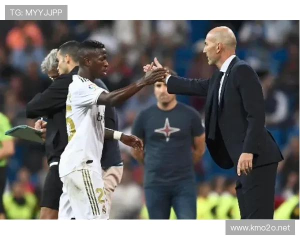 维尼修斯与萨拉赫能力对比：边锋终结效率谁更稳定