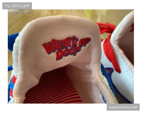 萨卡居然穿着球鞋逛街，感觉跟电影明星没两样了哎！