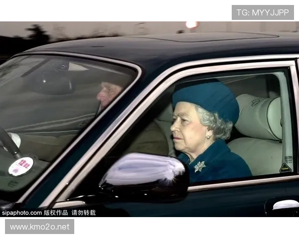 拉菲尼亚穿睡衣上车，司机开劳斯莱斯，我笑到怀疑人生