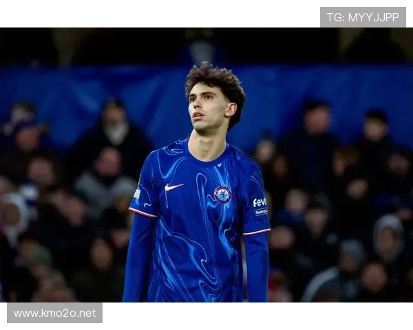 菲利克斯穿着睡裤开着超级跑车去超市，这日常我真看不下去